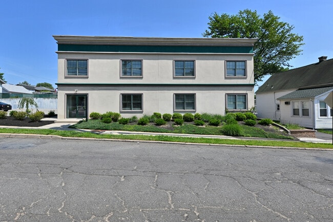 59 Lincoln Ave, Unit 201 in Fair Lawn, NJ - Foto de edificio - Building Photo