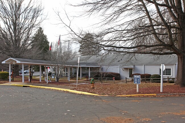 Country Village Apartments in Winston-Salem, NC - Foto de edificio - Building Photo