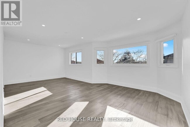 property at 985 Sandcliff Dr