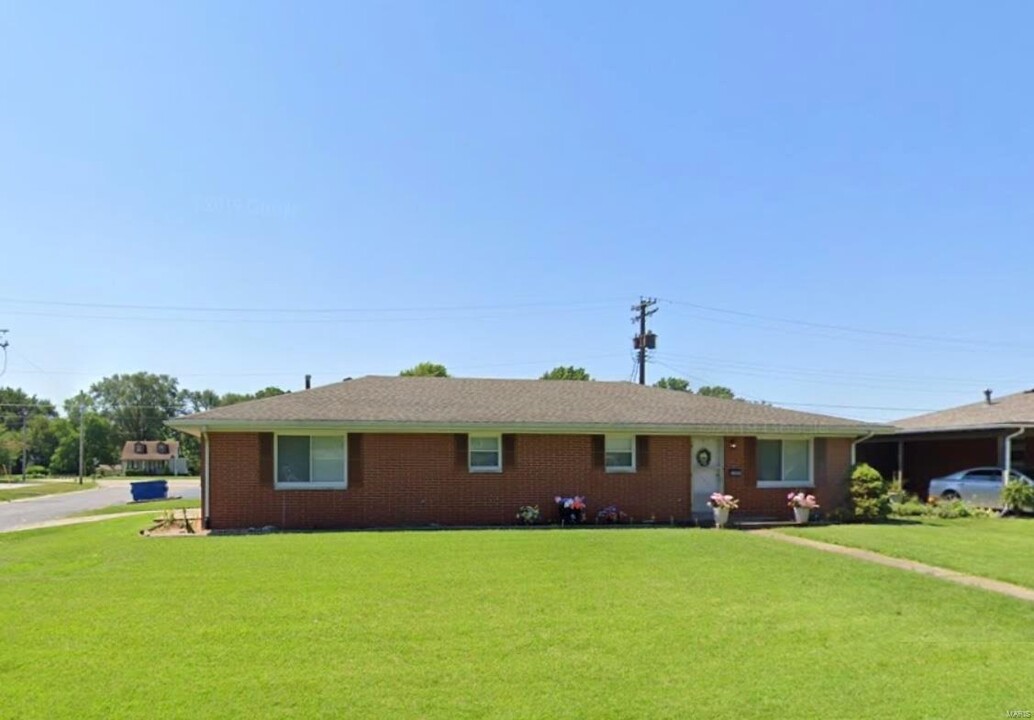 32 Queensway Dr in Belleville, IL - Building Photo