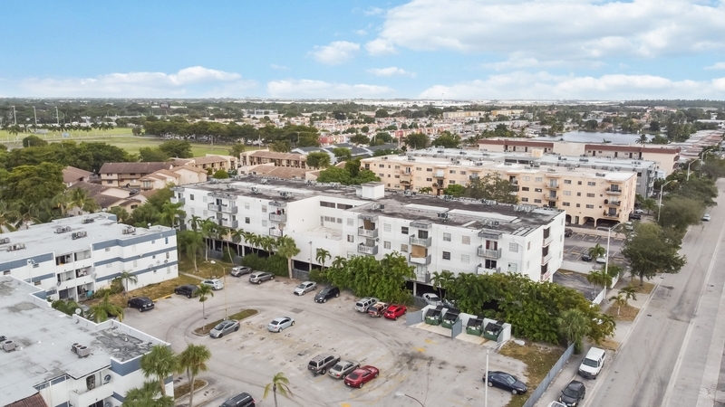 1095 W 77th St in Hialeah, FL - Building Photo