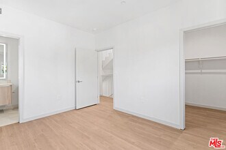 2523 S Orange Dr in Los Angeles, CA - Foto de edificio - Building Photo