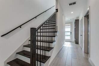 2609 La Altura Ln in Dallas, TX - Foto de edificio - Building Photo