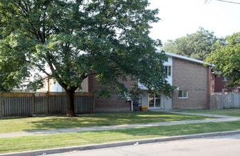 60-64 Henley Cres in Toronto, ON - Building Photo - Building Photo