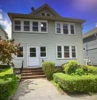 97 Wellsmere Rd, Unit Second Floor in Boston, MA - Building Photo