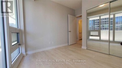 2221 Yonge St in Toronto, ON - Building Photo - Building Photo