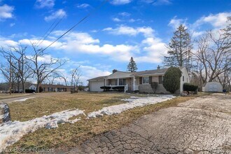 1102 Davenport Dr in Burton, MI - Building Photo - Building Photo