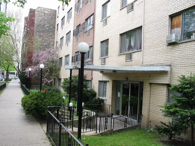 Fountainbleau-Cambridge in Chicago, IL - Building Photo