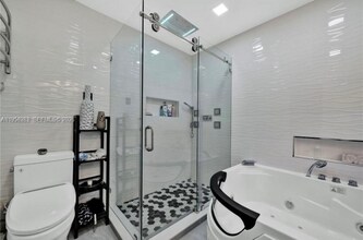 13721 SW 19th Ave in Miami, FL - Foto de edificio - Building Photo