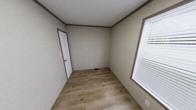 5168 Champagne Dr in Flint, MI - Building Photo - Building Photo