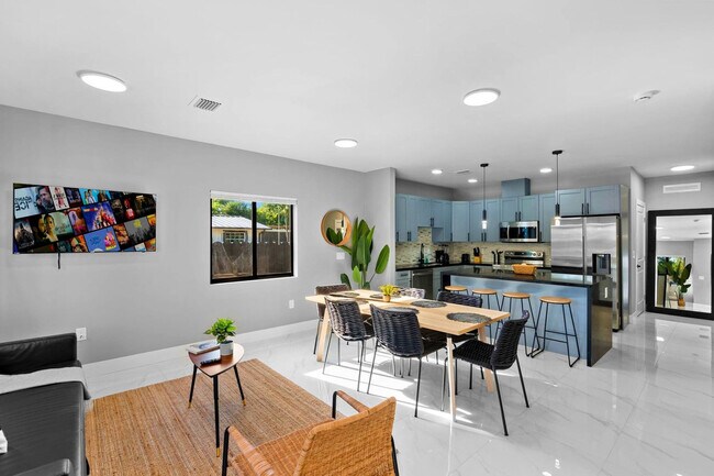 1350 NW 28th St in Miami, FL - Foto de edificio - Building Photo