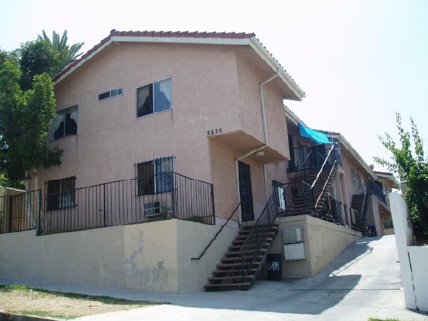 2320 Barlow St in Los Angeles, CA - Building Photo