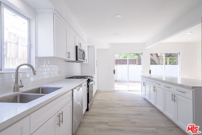 823 S Detroit St in Los Angeles, CA - Building Photo - Building Photo