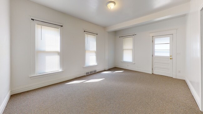 2505 Poplar St, Unit 1st Fl in Erie, PA - Building Photo - Building Photo