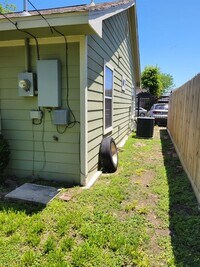 2512 Oakcliff St photo'