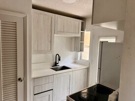 1821 NE 168th St in North Miami Beach, FL - Building Photo