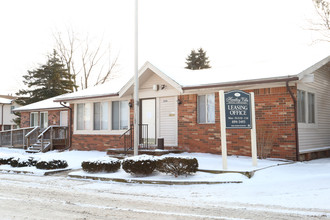 Huntley Townhome Villas in Holt, MI - Foto de edificio - Building Photo