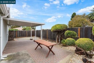 987 Vía Bregani in San Lorenzo, CA - Foto de edificio - Building Photo