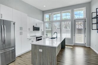 900 Brees Ct in Atlanta, GA - Foto de edificio - Building Photo