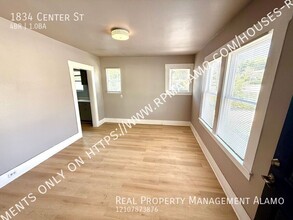 1834 Center St in San Antonio, TX - Building Photo - Building Photo