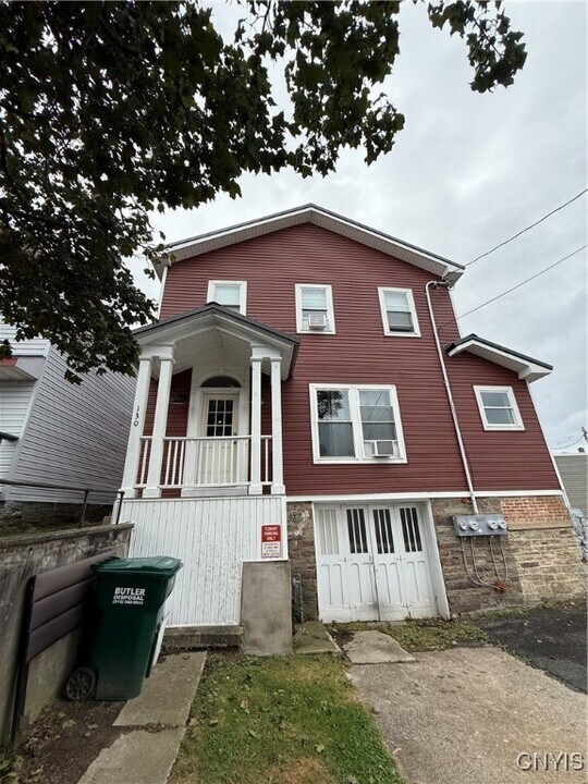 130 W 3rd St in Oswego, NY - Building Photo
