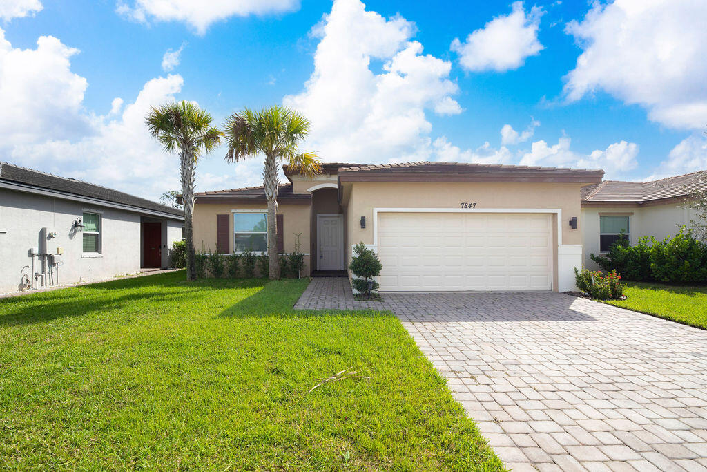 7847 NW Greenbank Cir in Port St. Lucie, FL - Foto de edificio