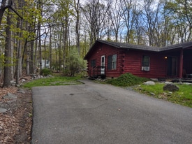 206 Sellersville Dr in East Stroudsburg, PA - Building Photo