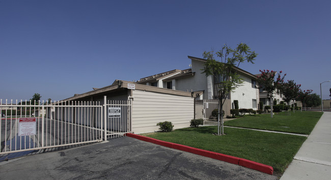 12836 12th St in Chino, CA - Foto de edificio - Building Photo