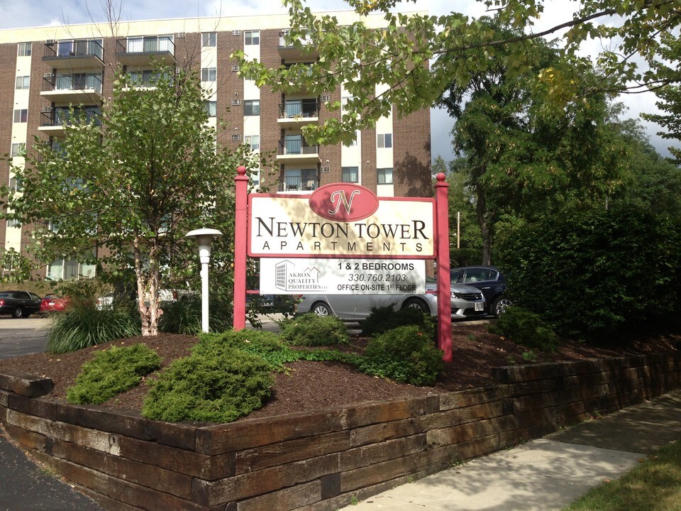 370 Newton Cir in Akron, OH - Building Photo