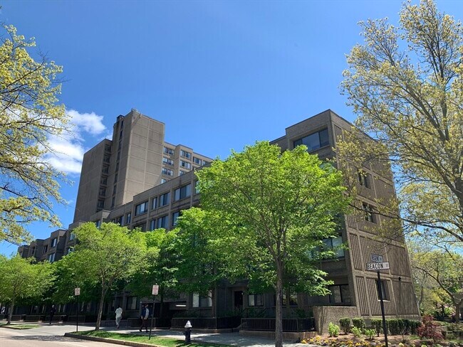 1731 Beacon St in Brookline, MA - Foto de edificio - Building Photo