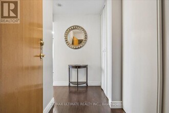 300 Webb Dr in Mississauga, ON - Building Photo - Building Photo