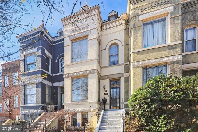 property at 1956 2nd St NW