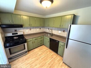 8104 Oaklake Ct in Alexandria, VA - Building Photo - Building Photo