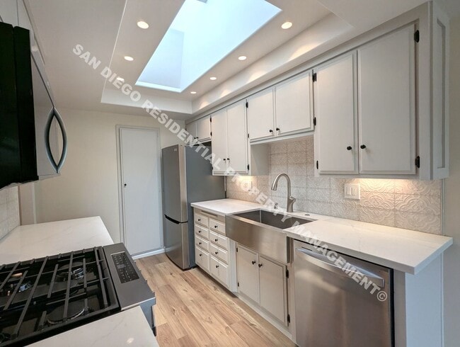 12435 Rios Rd in San Diego, CA - Foto de edificio - Building Photo