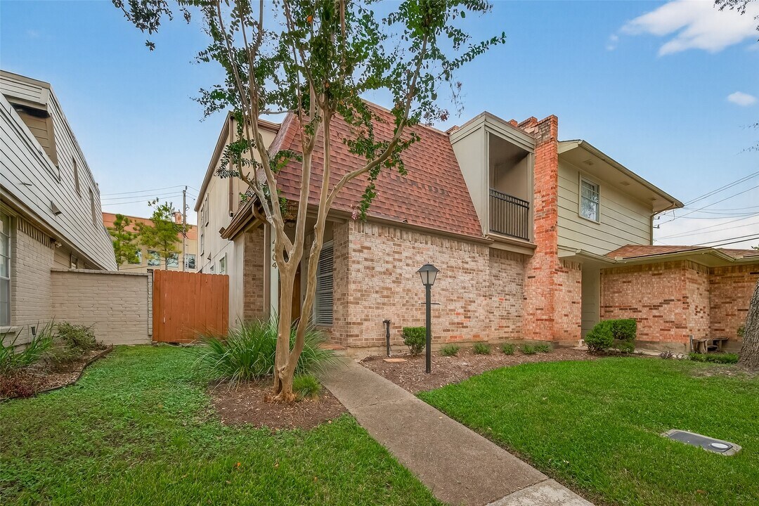 4404 Basswood Ln in Bellaire, TX - Building Photo