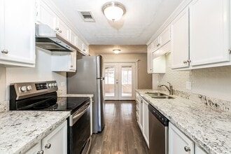 52 Crossgates Dr in Brandon, MS - Foto de edificio - Building Photo