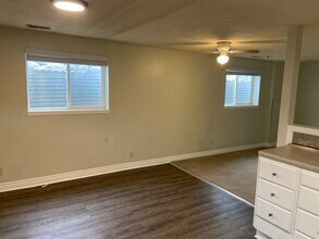 8296 S Terrace Dr in Sandy, UT - Foto de edificio - Building Photo