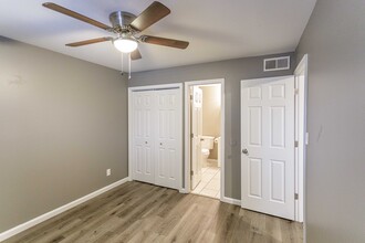 Legion Park & Heartwood Court Apartments in Owensboro, KY - Building Photo - Interior Photo