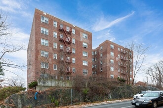 Midland Plaza in Bronxville, NY - Foto de edificio - Building Photo