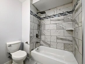 413 Jefferson St in Pella, IA - Foto de edificio - Building Photo