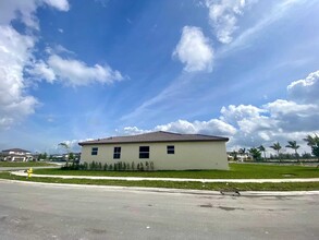 2310 SE 28th St in Homestead, FL - Building Photo - Building Photo