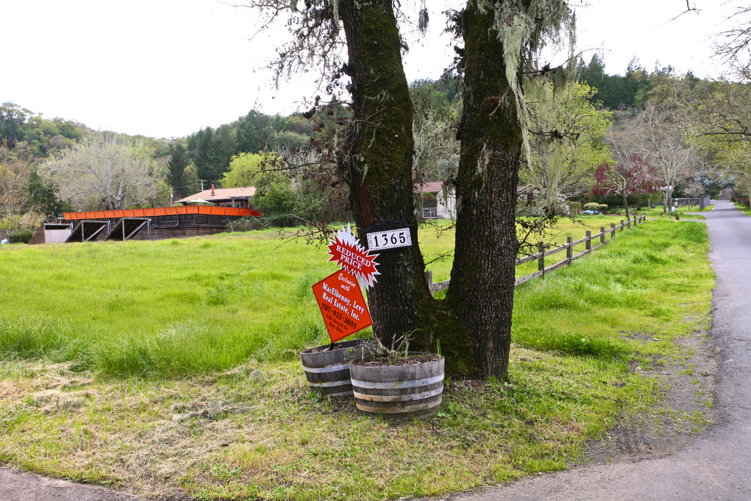 1365 Dawn Hill Rd in Glen Ellen, CA - Foto de edificio