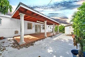 7435 SW 34th St in Miami, FL - Building Photo - Building Photo