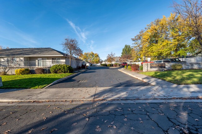 Pine Hurst Village Estates in Medford, OR - Building Photo - Building Photo