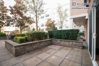 362 Bellevue Way NE-Unit -FL2-ID319 in Bellevue, WA - Foto de edificio - Building Photo