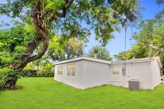6880 SW 5th Ct in Pembroke Pines, FL - Foto de edificio - Building Photo