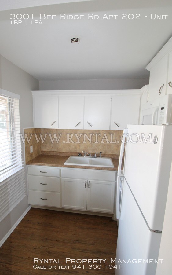 3001 Bee Ridge Rd-Unit -Unit 202 in Sarasota, FL - Foto de edificio - Building Photo