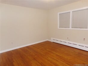 679 S Main St in Seymour, CT - Foto de edificio - Building Photo