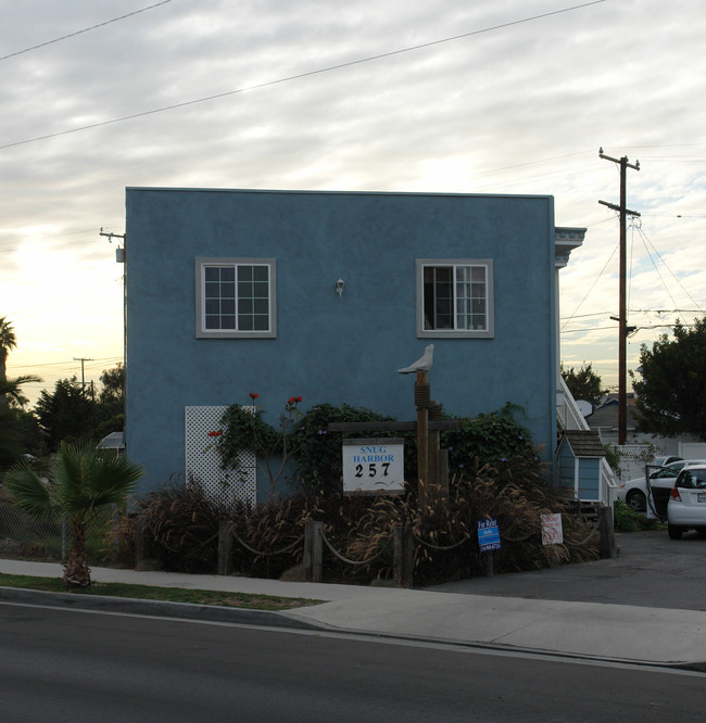 Snug Harbor in Seal Beach, CA - Building Photo - Building Photo