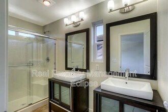 1327 159th Pl SW in Lynnwood, WA - Foto de edificio - Building Photo
